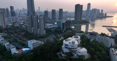 Modern ofis binaları olan büyük şehrin insansız hava aracı görüntüleri 