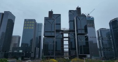 Yoğun bir finans bölgesindeki modern gökdelenler, yapım aşamasındadır..