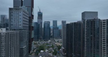 Yoğun bir finans bölgesindeki modern gökdelenler, yapım aşamasındadır..