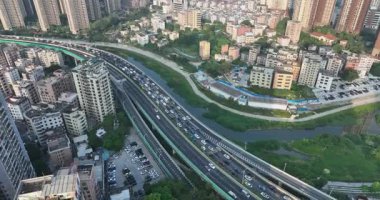  Yoğun gökdelenlerle çevrili büyük otoyol kavşağı. Arabalı Çin şehir yolları 