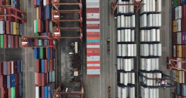 Yoğun bir limana veya lojistik alanına istiflenmiş renkli nakliye konteynırlarının hava manzarası