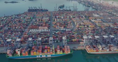 Guangdong, Shenzhen 'de yoğun bir limana istiflenmiş renkli nakliye konteynerlerinin insansız hava aracı görüntüleri.