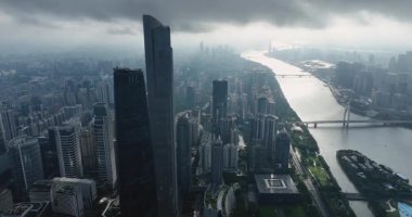 Modern gökdelenlerin insansız hava aracı görüntüleri ve konut kuleleri