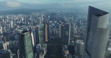 Gökdelenleri ve Central Park 'ı olan yoğun ve modern bir şehir merkezi manzarası. .