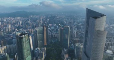 Gökdelenleri ve Central Park 'ı olan yoğun ve modern bir şehir merkezi manzarası. .