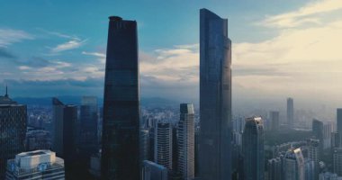 Gündoğumunda ya da günbatımında modern gökdelenlerin hakim olduğu dramatik şehir silüeti. .