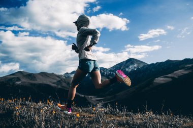 Yüksek rakımlı çayırlarda koşan bir patika koşucusu
