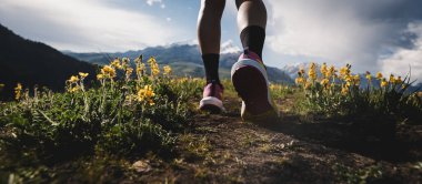 Yüksek rakımlı çayırlarda koşan bir patika koşucusu 