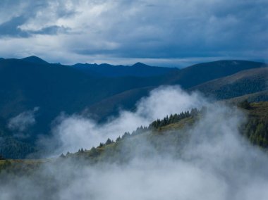 Çin 'deki güzel sisli yüksek irtifa dağ manzarası
