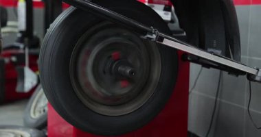 Chengdu, Çin - 28 Eylül 2025: Çin 'in Chengdu şehrinde modern araba çarkları değişiyor