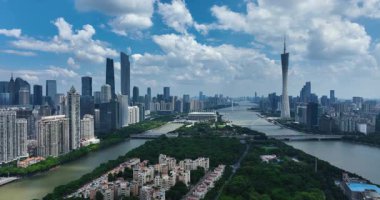 Guangzhou 'nun Canton Kulesi de dahil olmak üzere modern silueti, önünde yeşil bir ada bulunan geniş Pearl Nehri ile ayrılmıştır..