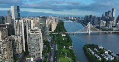 Modern yüksek binaların ve nehir kanallarının insansız hava aracı görüntüleri 