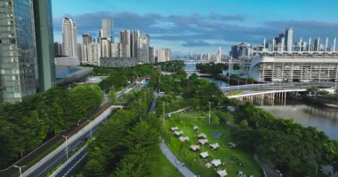 Modern yüksek binaların ve nehir kanallarının insansız hava aracı görüntüleri 