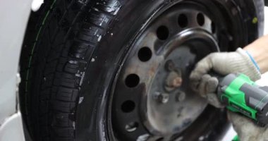 Chengdu, Çin - 28 Eylül 2025: Çin 'in Chengdu şehrinde modern araba çarkları değişiyor