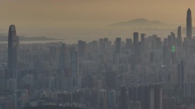 Yüksek gökdelenlerin hakim olduğu devasa bir modern şehrin puslu hava manzarası..