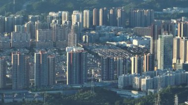 Gündüz vakti çok sayıda yüksek katlı apartmanı olan yoğun yerleşim yerleri.