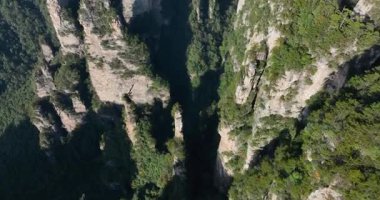 Zhangjiajie, Çin 'deki güzel dağ manzarası          