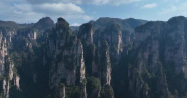 Zhangjiajie, Çin 'deki güzel dağ manzarası          