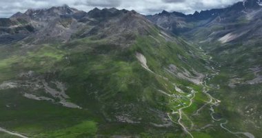 Güzel yüksek irtifa otlaklarının ve dağların hava görüntüleri.