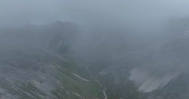 Güzel yüksek irtifa yeşil orman manzarasının hava görüntüleri.