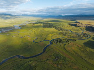 Litang, Çin 'de güzel kıvrımlı nehirler ve yeşil çayırlar
