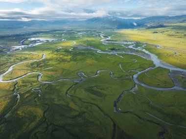 Litang, Çin 'de güzel kıvrımlı nehirler ve yeşil çayırlar