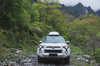 Sichuan, Çin - 4 Haziran 2025: Toyota 4runner yüksek irtifa dağ yolunda, Sichuan, Çin 
