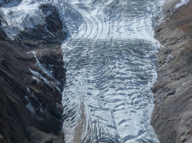 Buzulda asılı güzel yüksek irtifa manzarası      