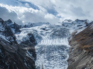Buzulda asılı güzel yüksek irtifa manzarası      