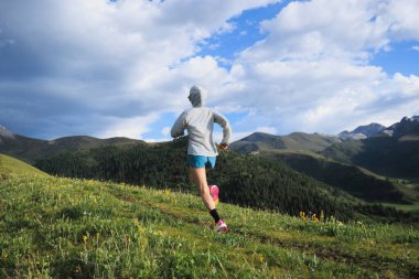 Yüksek rakımlı çayırlarda koşan bir patika koşucusu