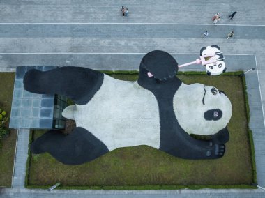 Dujiangyan, Çin: 08 Kasım 2025: Selfie alan panda 'nın devasa heykeli popülaritesini artırıyor veya 