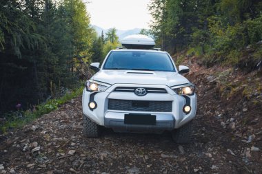 Sichuan, Çin - 4 Haziran 2025: Toyota 4runner yüksek irtifa dağ yolunda, Sichuan, Çin 