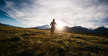 Yüksek rakımlı çayırlarda koşan bir koşucu