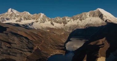 Güzel kar örtülü dağların ve Tibet, Çin 'de güneşin doğuşunun hava görüntüleri.