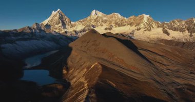 Güzel kar örtülü dağların ve Tibet, Çin 'de güneşin doğuşunun hava görüntüleri.