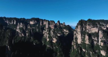 Zhangjiajie, Çin 'deki güzel dağ manzarası          