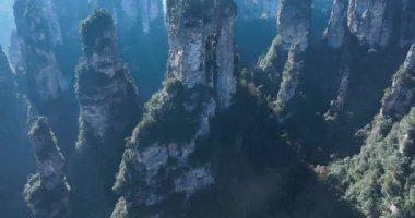 Zhangjiajie, Çin 'deki güzel dağ manzarası          