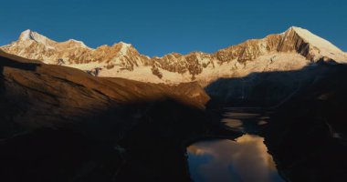Güzel kar örtülü dağların ve Tibet, Çin 'de güneşin doğuşunun hava görüntüleri.