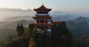 Çin 'in Hunan bölgesindeki Sunrise ve Antik Çin Buda Tapınağı manzarası    