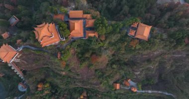 Çin 'in Hunan bölgesindeki Sunrise ve Antik Çin Buda Tapınağı manzarası    