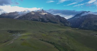 Güzel yeşil çayırlar ve manzaralı dağlar