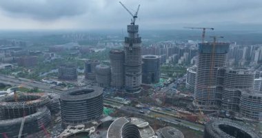 Çin 'in Chengdu şehrindeki modern ofis binalarının hava görüntüleri.