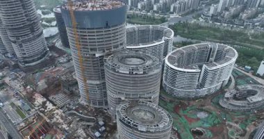 Çin 'in Chengdu şehrindeki modern ofis binalarının hava görüntüleri.