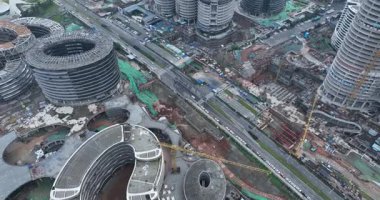 Çin 'in Chengdu şehrindeki modern ofis binalarının hava görüntüleri.