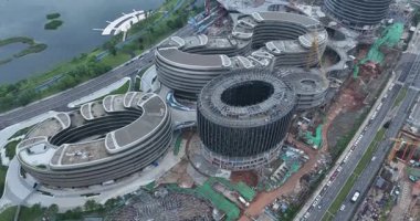 Çin 'in Chengdu şehrindeki modern ofis binalarının hava görüntüleri.