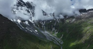 Güzel yüksek irtifa dağlarının hava görüntüleri.              