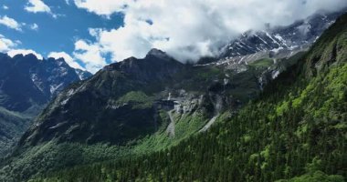 Güzel yüksek irtifa dağlarının hava görüntüleri.              