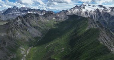 Güzel yüksek irtifa dağlarının hava görüntüleri.              