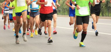 Şehir yolunda maraton koşucuları