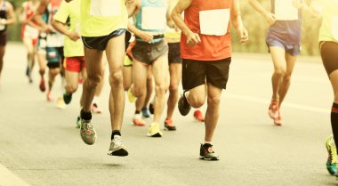 Şehir yolunda maraton koşucuları